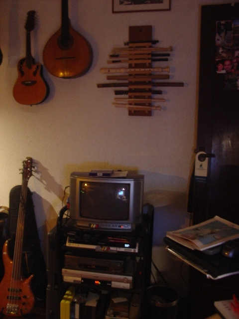 Back to TV set. Look at the flutes, mandolim and portuguese guitar at the wall