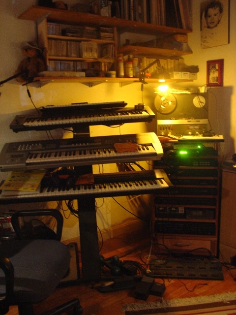 Bottom to top QS7.1, Z1, Alpha Juno 2 at right the synths' modules rack